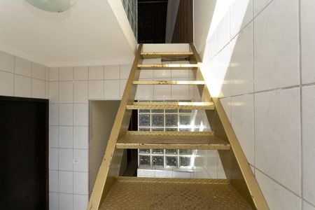 Casa de condomínio para alugar com 320m², 3 quartos e 1 vaga Casa de condomínio para alugar com 320m², 3 quartos e 1 vagaEscada