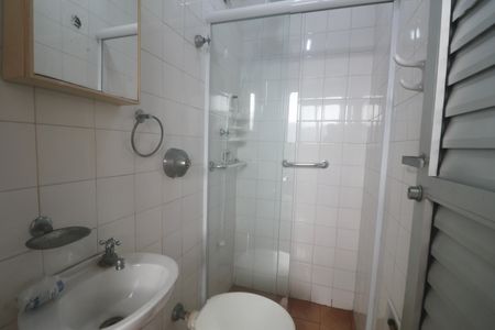 Banheiro de serviço de apartamento para alugar com 3 quartos, 70m² em Vila Julia, Guarujá