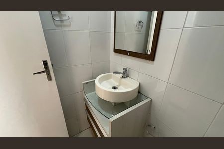 Casa de condomínio à venda com 95m², 3 quartos e 1 vaga Casa de condomínio à venda com 95m², 3 quartos e 1 vagaBanheiro social 1