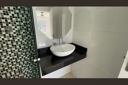 Casa de condomínio à venda com 95m², 3 quartos e 1 vaga Casa de condomínio à venda com 95m², 3 quartos e 1 vagaBanheiro da Suíte