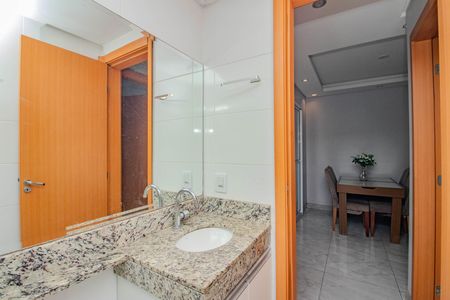 Banheiro de apartamento para alugar com 2 quartos, 48m² em São Sebastião, Porto Alegre