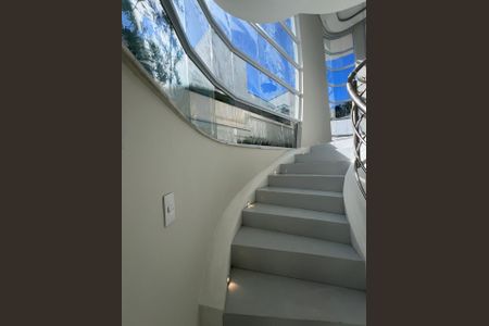 Casa de condomínio à venda com 360m², 4 quartos e 4 vagasEscada