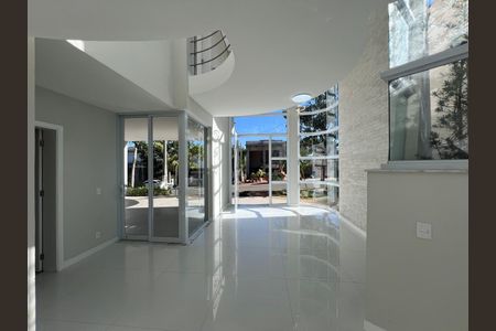 Casa de condomínio à venda com 360m², 4 quartos e 4 vagasSala