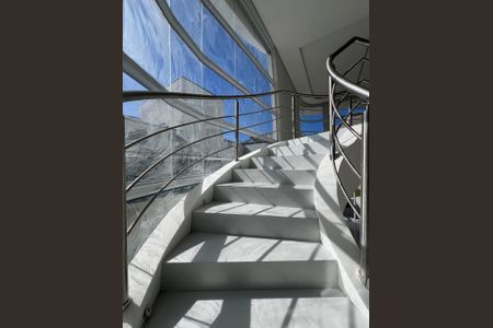 Casa de condomínio à venda com 360m², 4 quartos e 4 vagasEscada