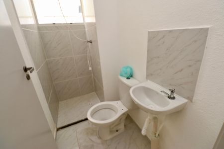 Banheiro de apartamento para alugar com 2 quartos, 40m² em Nova Brasília, Salvador