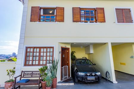 Casa à venda com 72m², 3 quartos e 1 vaga Casa à venda com 72m², 3 quartos e 1 vagaFachada