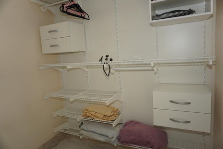 Closet de casa para alugar com 6 quartos, 600m² em Jardim Indaia, Embu das Artes