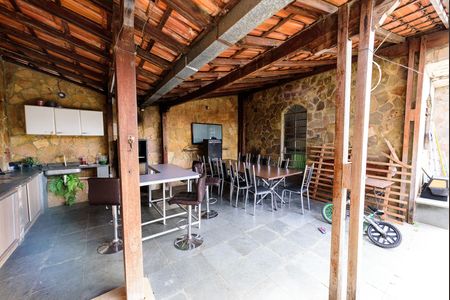Área externa de casa à venda com 6 quartos, 360m² em Brasil Industrial, Belo Horizonte