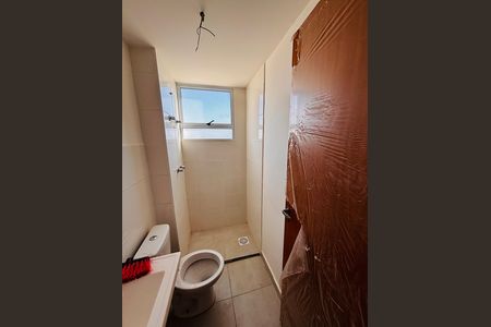 Banheiro social de apartamento para alugar com 2 quartos, 49m² em Chácara Estela, Barueri