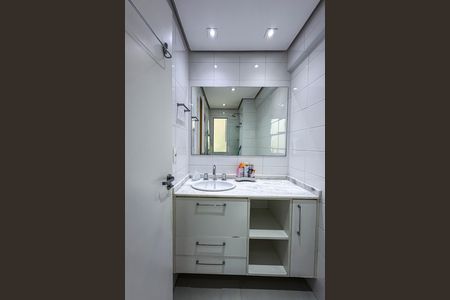 Banheiro da Suíte de apartamento à venda com 3 quartos, 129m² em Vila Bertioga, São Paulo