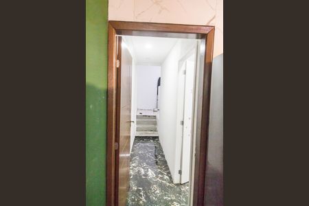 Corredor de casa para alugar com 2 quartos, 121m² em Jardim Maria Beatriz, Carapicuíba