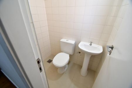 Banheiro de serviço de apartamento para alugar com 3 quartos, 160m² em Jardim das Paineiras, Campinas