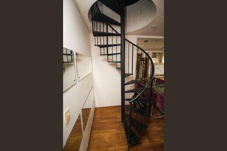 Escada de apartamento à venda com 2 quartos, 132m² em Ipanema, Porto Alegre