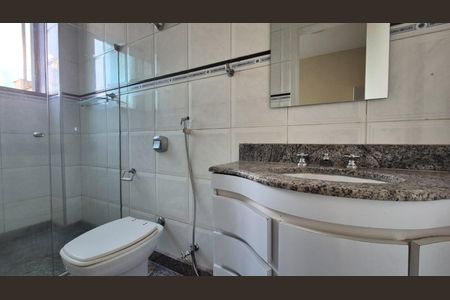 Banheiro social de apartamento para alugar com 3 quartos, 140m² em Santo Agostinho, Belo Horizonte
