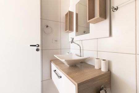 Banheiro Social de apartamento para alugar com 2 quartos, 48m² em Xaxim, Curitiba