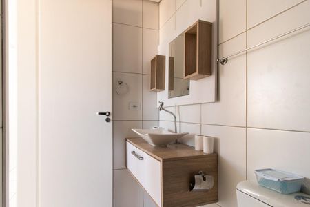 Banheiro Social de apartamento para alugar com 2 quartos, 48m² em Xaxim, Curitiba