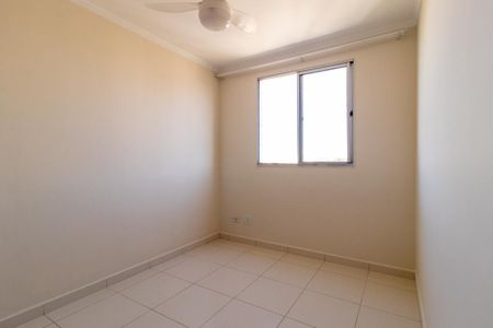 Quarto 2 de apartamento para alugar com 2 quartos, 48m² em Xaxim, Curitiba