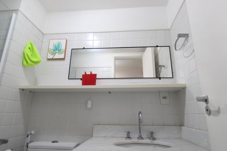 Banheiro social de apartamento para alugar com 2 quartos, 73m² em Barra Olímpica, Rio de Janeiro
