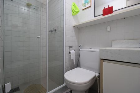 Banheiro social de apartamento para alugar com 2 quartos, 73m² em Barra Olímpica, Rio de Janeiro