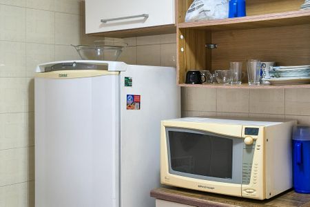Cozinha de apartamento para alugar com 1 quarto, 40m² em Guilhermina, Praia Grande