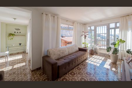 Sala de casa à venda com 3 quartos, 113m² em Jardim Eliane, São Paulo