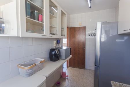 Cozinha de apartamento à venda com 3 quartos, 90m² em Santa Efigênia, Belo Horizonte