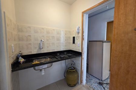 Cozinha de kitnet/studio para alugar com 1 quarto, 21m² em Cidade Ocian, Praia Grande