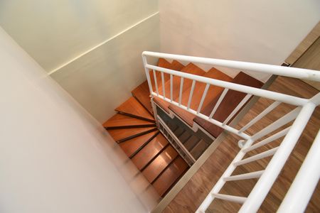 Casa de condomínio à venda com 220m², 3 quartos e 2 vagasEscada