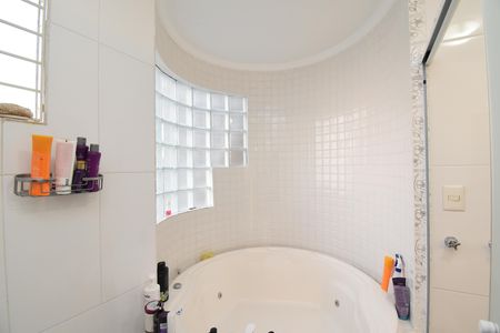 Casa de condomínio à venda com 220m², 3 quartos e 2 vagasSuíte