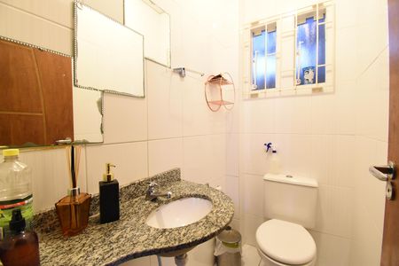 Casa de condomínio à venda com 220m², 3 quartos e 2 vagasLavabo