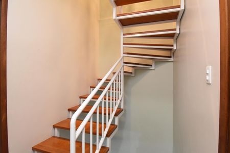 Casa de condomínio à venda com 220m², 3 quartos e 2 vagasEscada