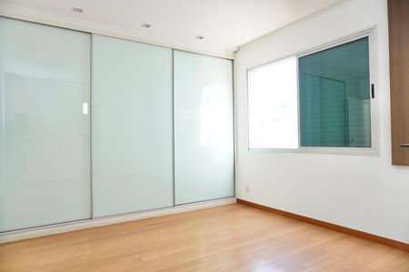 Apartamento à venda com 135m², 4 quartos e 2 vagas Apartamento à venda com 135m², 4 quartos e 2 vagasSuíte 2