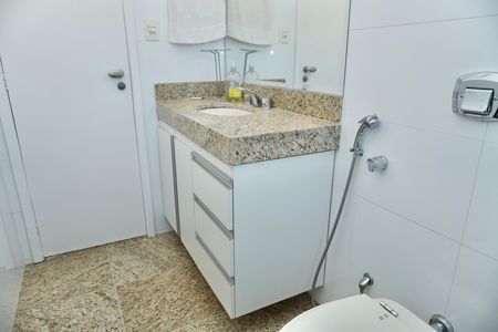Apartamento à venda com 135m², 4 quartos e 2 vagas Apartamento à venda com 135m², 4 quartos e 2 vagasBanheiro Social