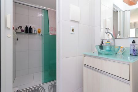 Banheiro de apartamento à venda com 2 quartos, 54m² em Conjunto Residencial José Bonifácio, São Paulo