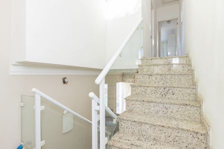 Casa à venda com 125m², 3 quartos e 4 vagasEscada Sala