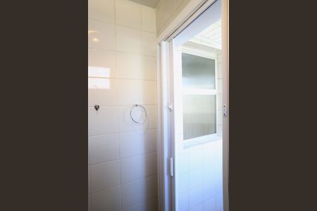 Banheiro de serviço de apartamento para alugar com 3 quartos, 75m² em Ipiranga, Belo Horizonte