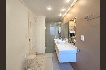 Apartamento à venda com 100m², 2 quartos e 1 vaga Apartamento à venda com 100m², 2 quartos e 1 vagaBanheiro da Suíte