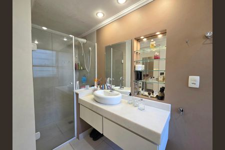 Apartamento à venda com 100m², 2 quartos e 1 vaga Apartamento à venda com 100m², 2 quartos e 1 vagaBanheiro da Suíte