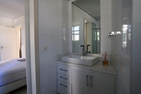 Banheiro da Suíte de apartamento para alugar com 1 quarto, 55m² em Cruzeiro, Belo Horizonte
