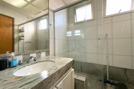 Apartamento à venda com 257m², 4 quartos e 2 vagas Apartamento à venda com 257m², 4 quartos e 2 vagasBanheiro da Suíte