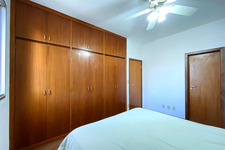 Apartamento à venda com 257m², 4 quartos e 2 vagas Apartamento à venda com 257m², 4 quartos e 2 vagasSuite