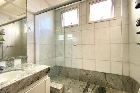 Apartamento à venda com 257m², 4 quartos e 2 vagas Apartamento à venda com 257m², 4 quartos e 2 vagasBanheiro da Suíte