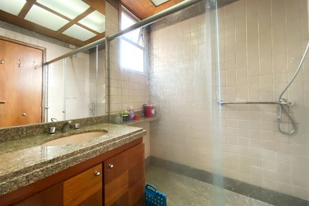 Apartamento à venda com 257m², 4 quartos e 2 vagas Apartamento à venda com 257m², 4 quartos e 2 vagasBanheiro social