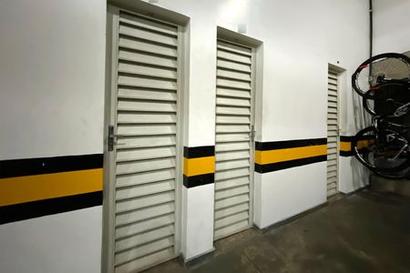 Apartamento à venda com 257m², 4 quartos e 2 vagas Apartamento à venda com 257m², 4 quartos e 2 vagasÁrea comum - Box de Depósito