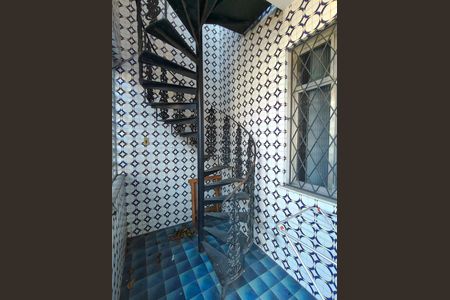Casa à venda com 120m², 2 quartos e 1 vaga Casa à venda com 120m², 2 quartos e 1 vagaEscada