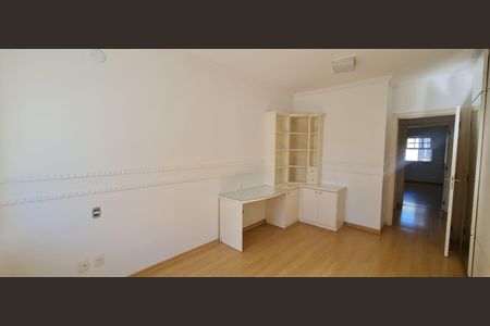 Casa de condomínio à venda com 365m², 4 quartos e 4 vagas Casa de condomínio à venda com 365m², 4 quartos e 4 vagasQuarto