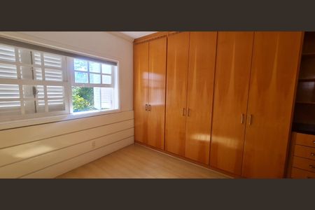 Casa de condomínio à venda com 365m², 4 quartos e 4 vagas Casa de condomínio à venda com 365m², 4 quartos e 4 vagasQuarto