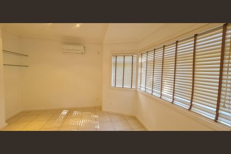 Casa de condomínio à venda com 365m², 4 quartos e 4 vagas Casa de condomínio à venda com 365m², 4 quartos e 4 vagasQuarto