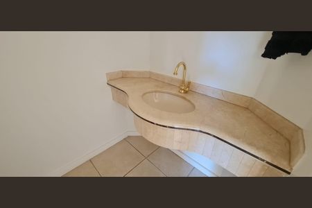 Casa de condomínio à venda com 365m², 4 quartos e 4 vagas Casa de condomínio à venda com 365m², 4 quartos e 4 vagasBanheiro