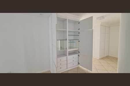 Casa de condomínio à venda com 365m², 4 quartos e 4 vagas Casa de condomínio à venda com 365m², 4 quartos e 4 vagasQuarto